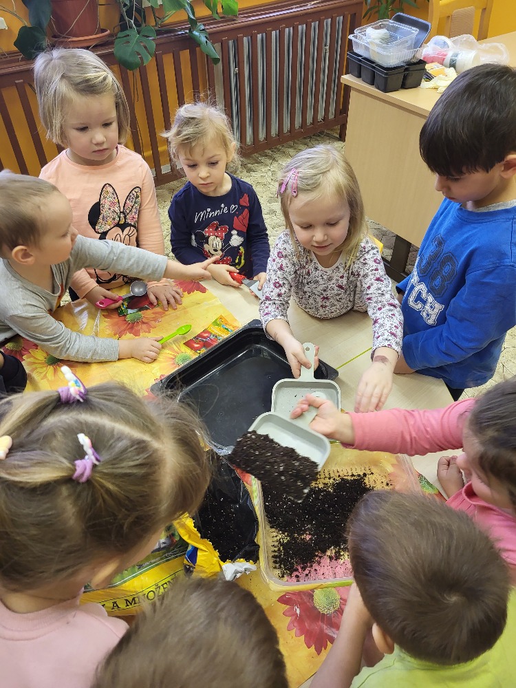 Medvídci se&nbsp;učí sázet rostliny.