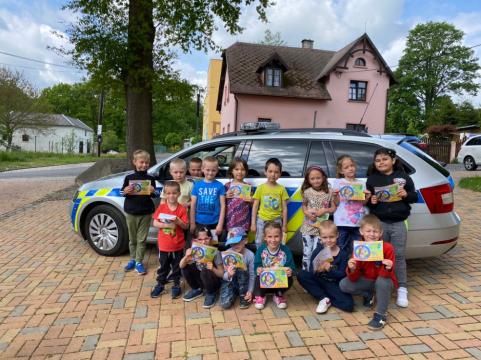 V divadle, s policistkou, v dílnách