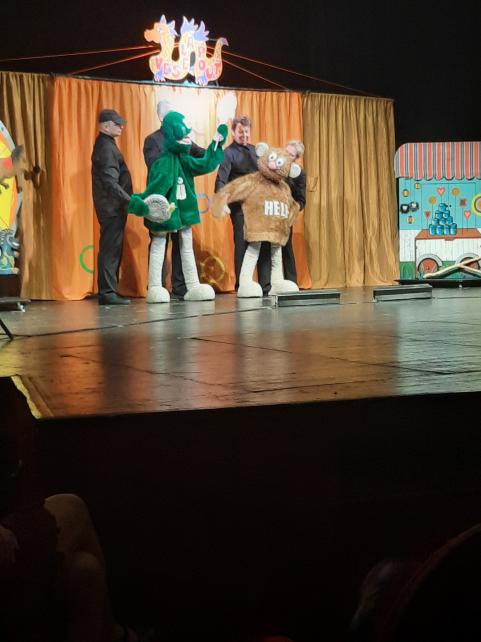 Koťata a Dráčci v divadle